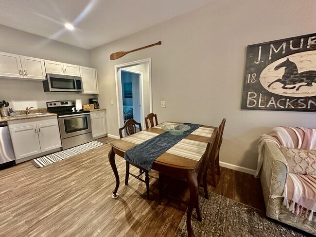 Building Photo - Two Bedroom Apartment in the Heart of Bluffton's Promenade!