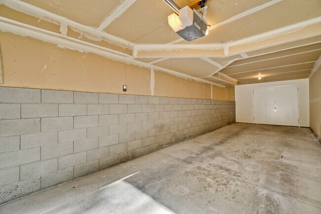 Building Photo - Recently upgraded Condo in a highly desirable location in Sunnyvale.