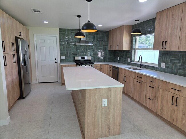 Building Photo - 945 Brookview Ln