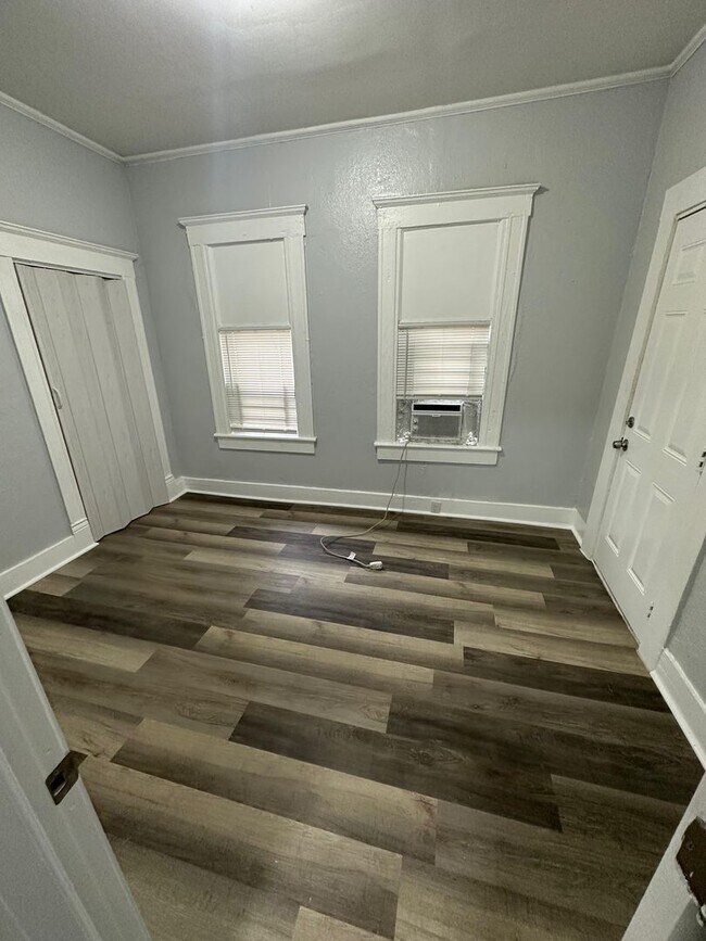 Building Photo - Fully Renovated 2/1 -Single Family Availab...