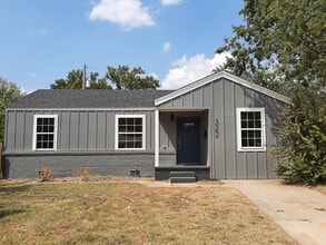 Building Photo - 322 S Arrington Dr