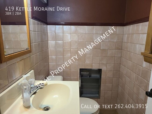 Building Photo - 419 Kettle Moraine Dr