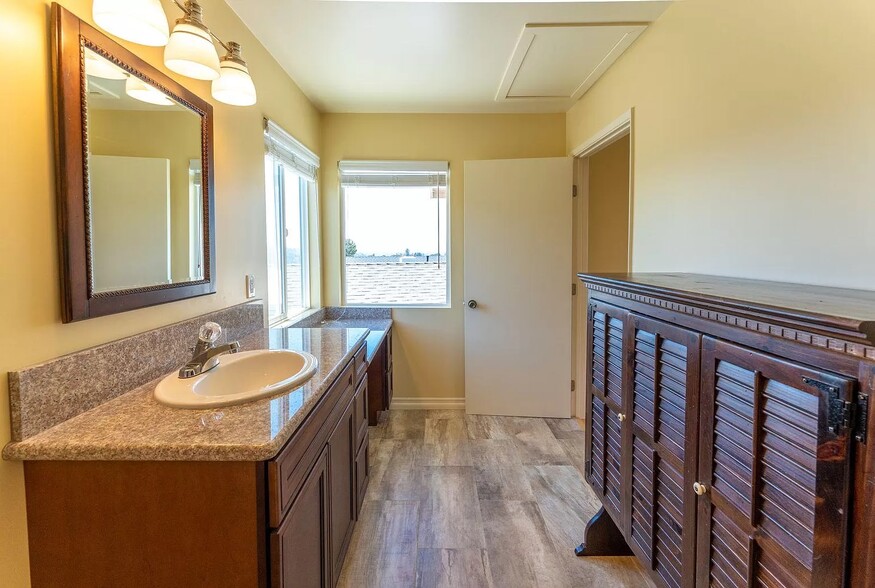 Upstairs Bath - 11318 Dona Lisa Dr
