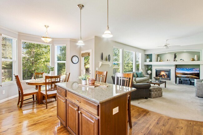 Building Photo - Spacious 4 Bed, 3 Bath House in Johnstown!