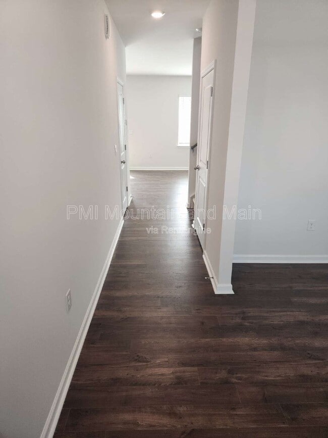 Building Photo - 92 Queen Vly Wy