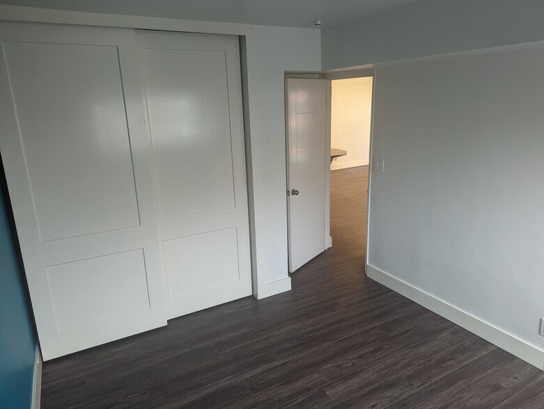 Second bedroom with closet - 1121 Albion St