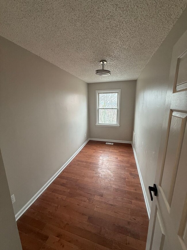 Building Photo - Beautiful 3 Bedroom 2 bath Townhome Conveniently Located and updated