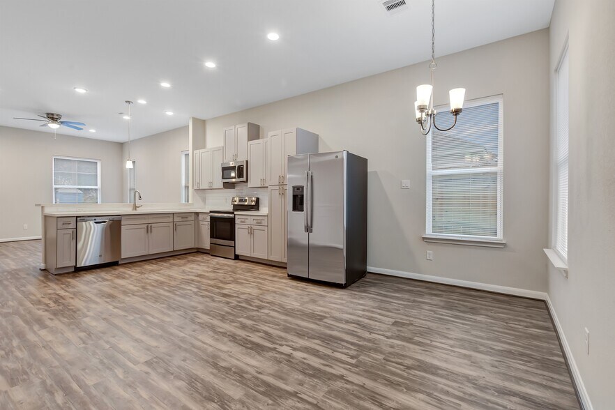 Building Photo - 21 Latham