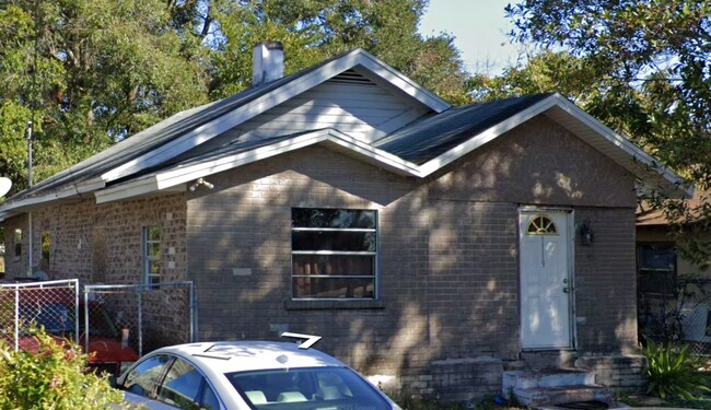 front - 1119 W 5th St