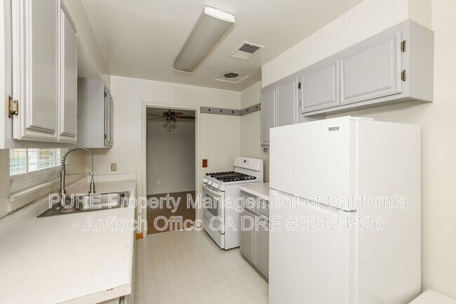 Building Photo - 2117 Biglow Dr