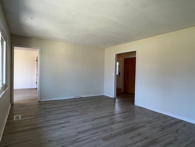 Building Photo - Spacious 2-BDR 2-BTH Duplex w/ Basement, G...