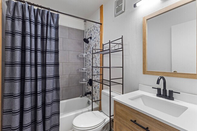 Building Photo - Spacious 3-Bedroom Townhome Across from Pearlridge – Available April 5