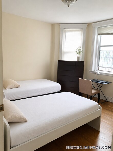 Building Photo - 352 Riverway