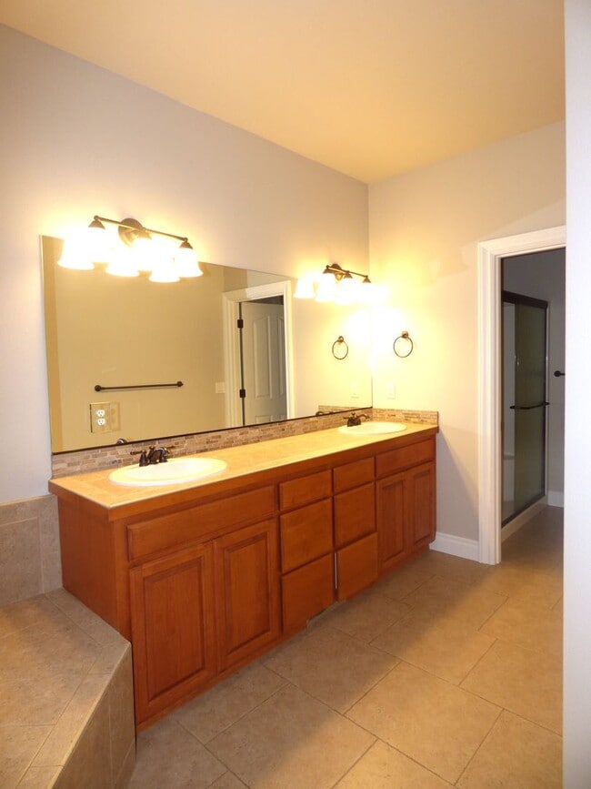 Building Photo - 5 Bedroom Home in South Salem! Near I-5