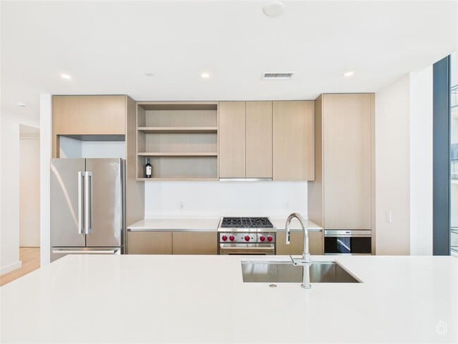 Building Photo - 610 Davis St