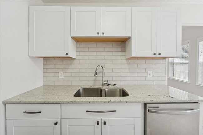 Building Photo - AVAILABLE NOW! (Pet Friendly)