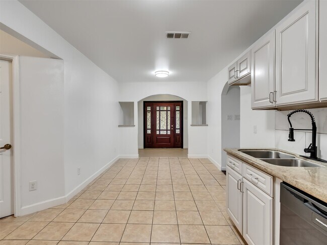 Building Photo - 4930 Holloway Dr