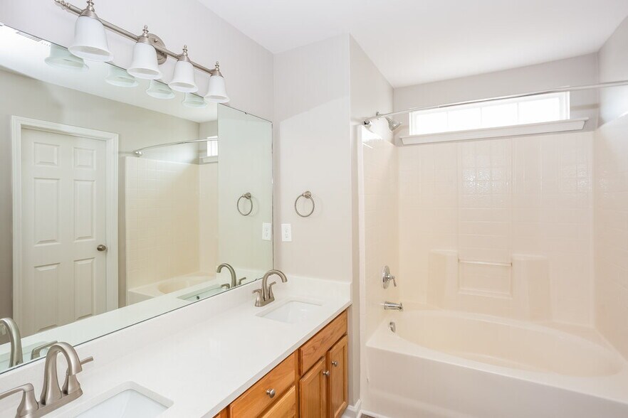 Building Photo - 4635 Abercromby St