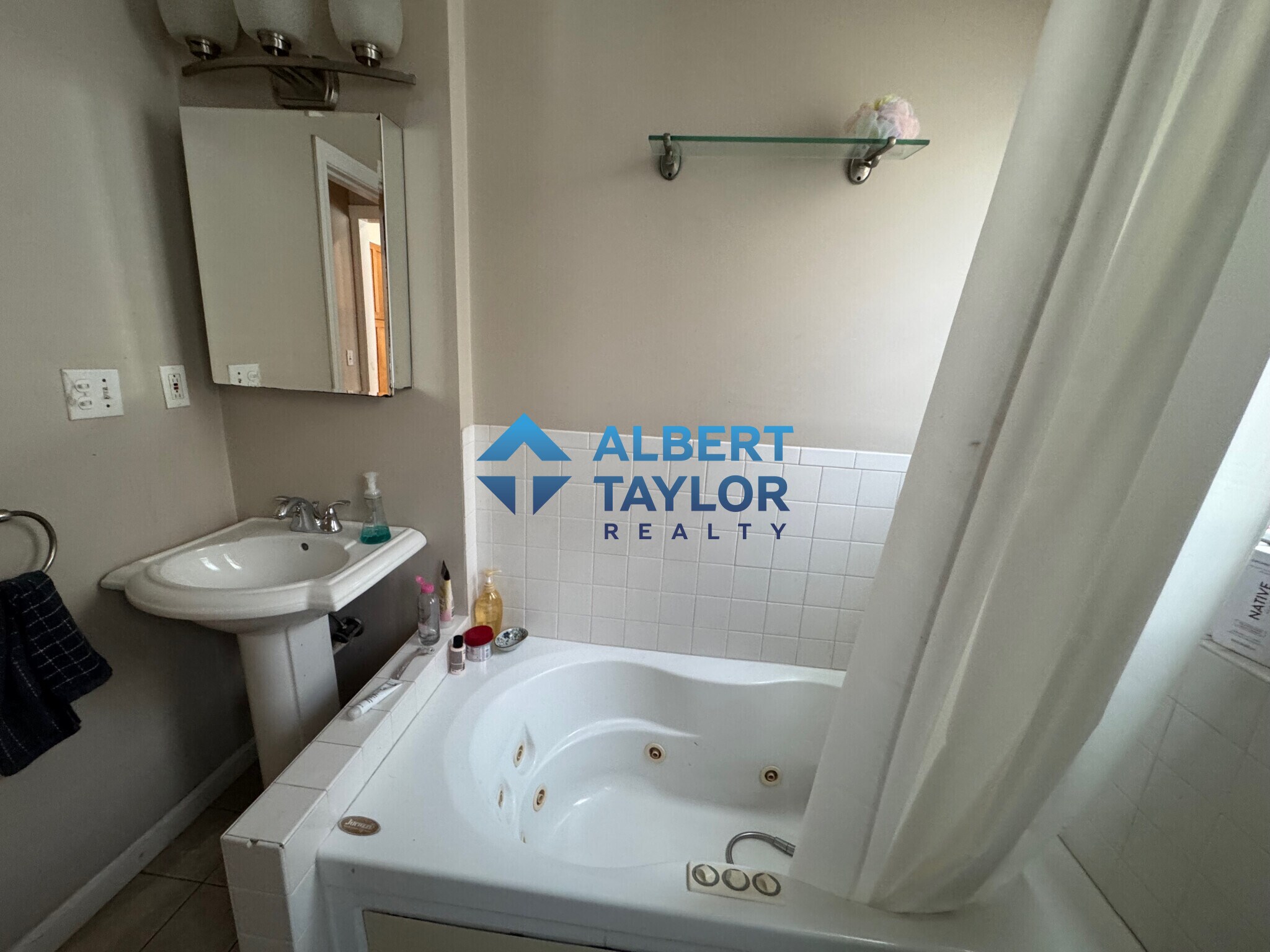 Building Photo - 68 Calumet St