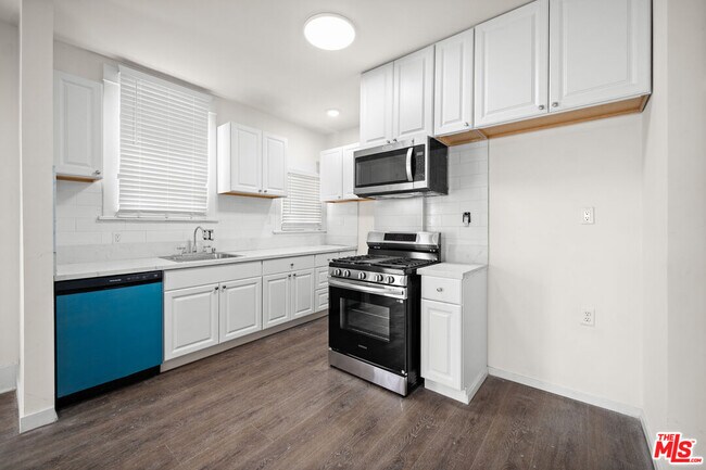 Building Photo - 926 S Mariposa Ave