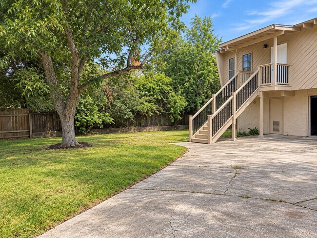 Building Photo - 2305 Lazy Lake Dr
