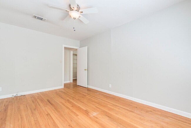 Building Photo - 3302 Hemlock-