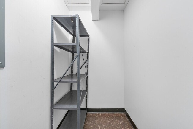 Building Photo - 520 Shorely Dr