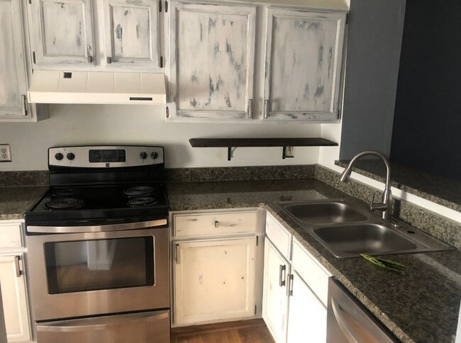 Building Photo - 2BR/ 1.5BA Townhouse in Bearden w/ 1 car garage