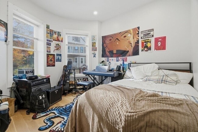 Building Photo - Giant 6 Bed in Mission Hill 9/1/26