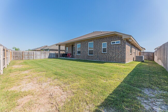 Building Photo - 810 Earp Dr