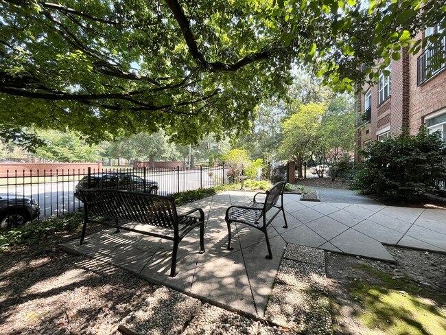 Building Photo - Spacious 2BD, 2BA Condo in a Prime Locatio...