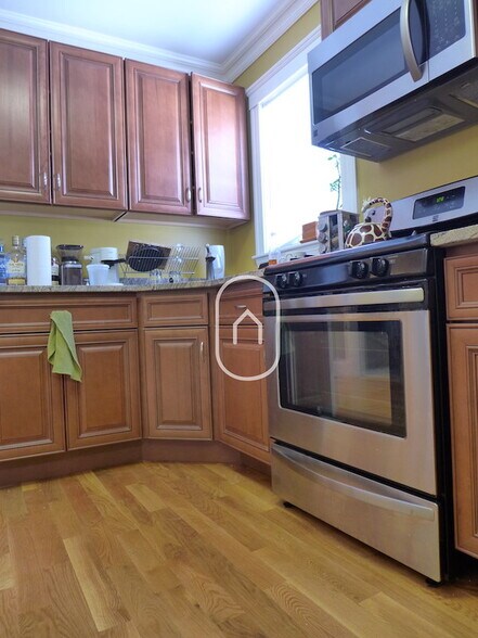 Building Photo - 203 Hillside St