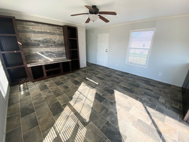 Building Photo - Spacious 3 Bedroom Mobile Home for Rent in...