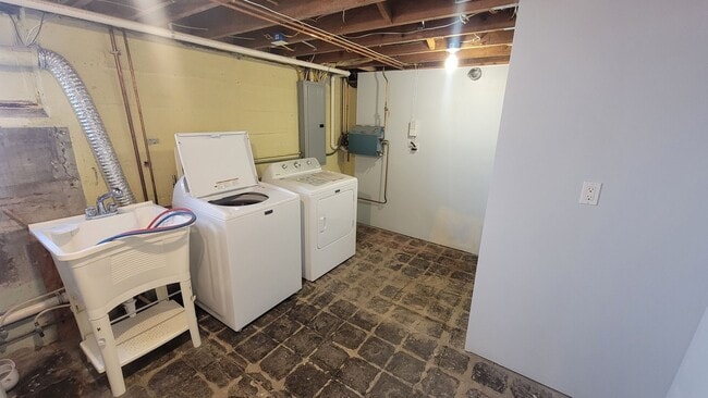Building Photo - Renovated 3 Bedroom 3 Bathroom