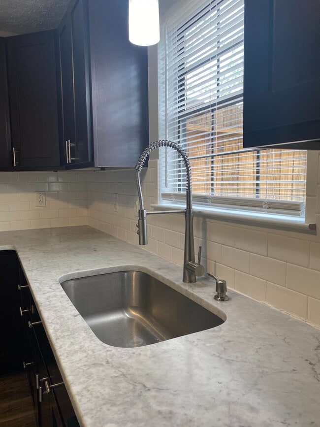 Building Photo - Spacious 4BR Townhome with Finished Basement & Community Amenities