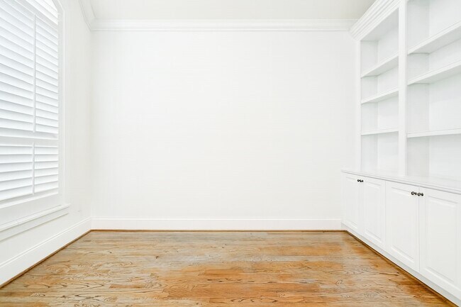 Building Photo - 1418 Du Barry Ln