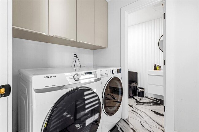 Building Photo - 915 Lost Forest Dr NW