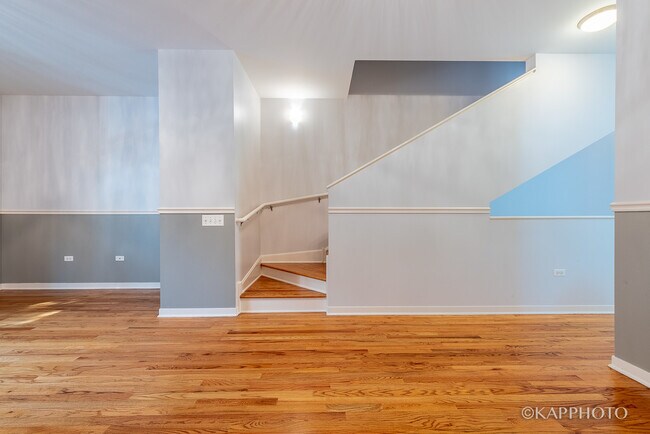 Building Photo - 468 W Elm St