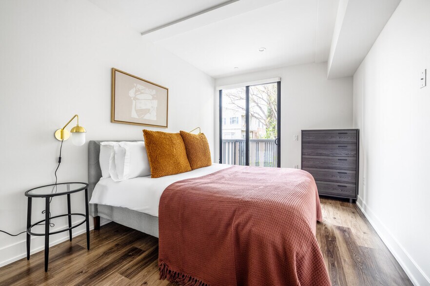 Building Photo - 129 S Kings Rd