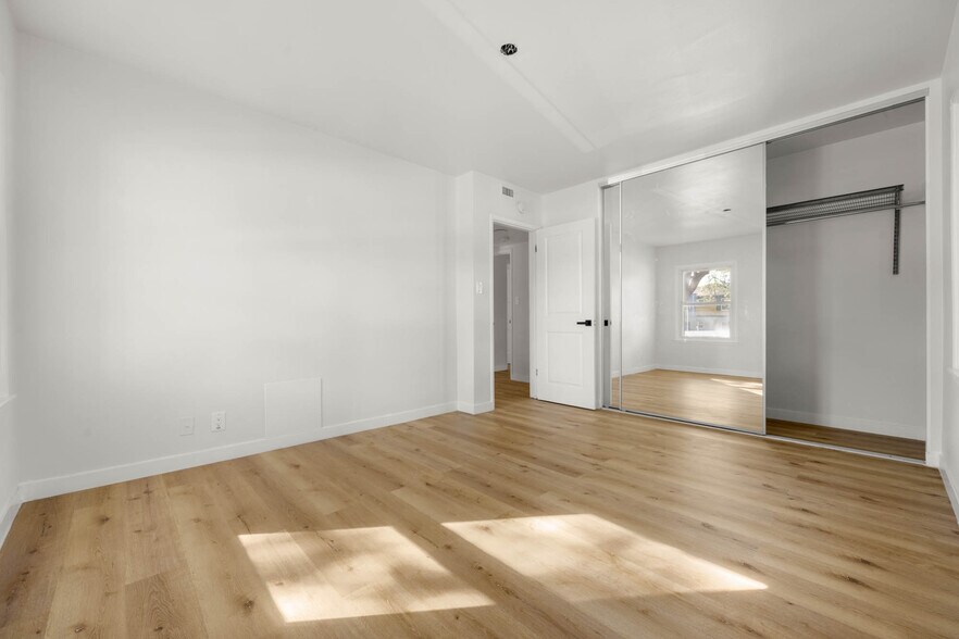 Building Photo - 5846.5 W 88th St