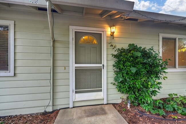 Building Photo - Charming 3 Bedroom, 2 Bath Home Close to Town