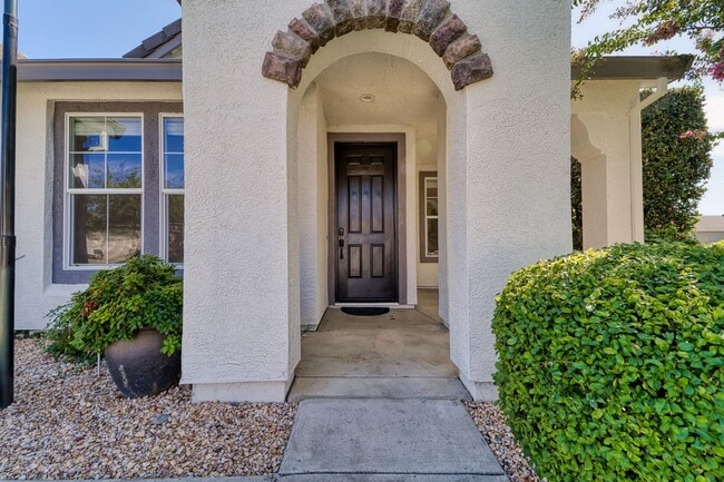 Building Photo - Stunning 4-Bedroom Home in Plumas Lake