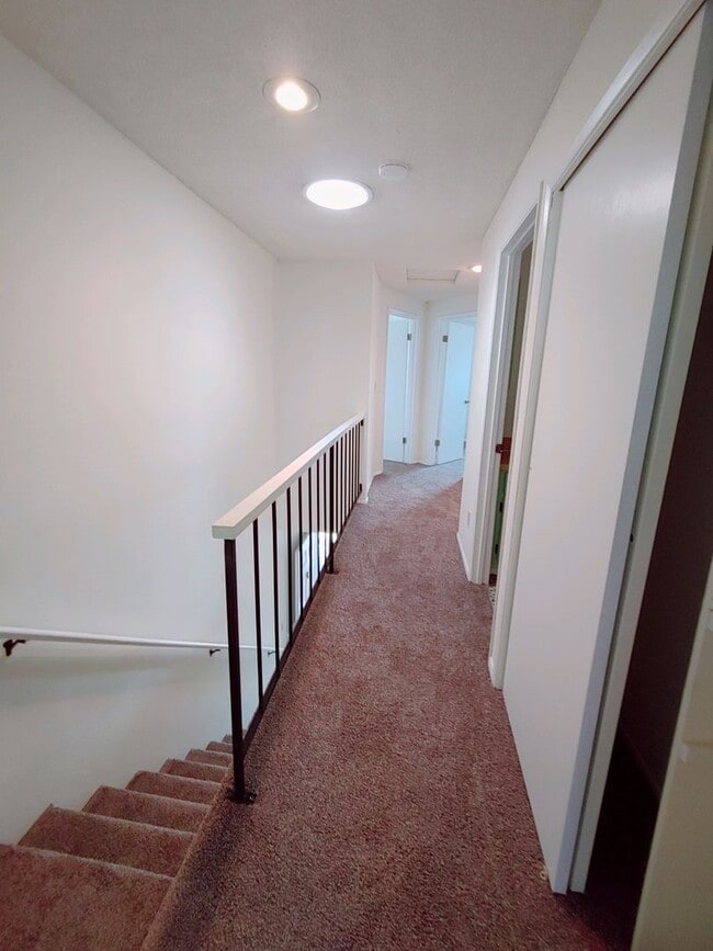 Building Photo - 3 bed 2 bath townhouse in Winslow Park!