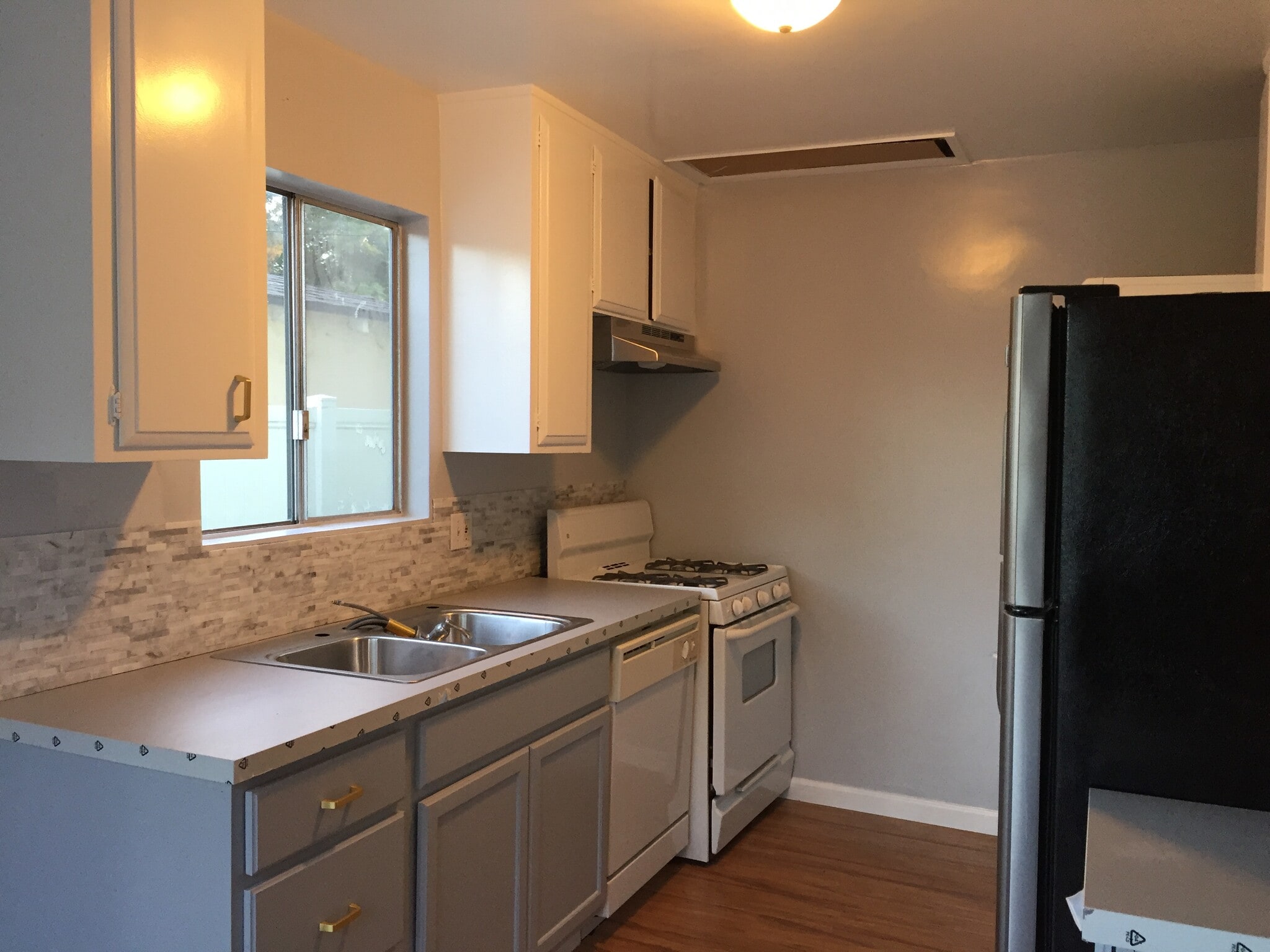 new kitchen cabinets, counters and backsplash - 5529 Cartwright