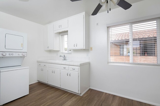 Building Photo - *OPEN HOUSE: 9/28 11:30AM-1PM* Upstairs 2B...