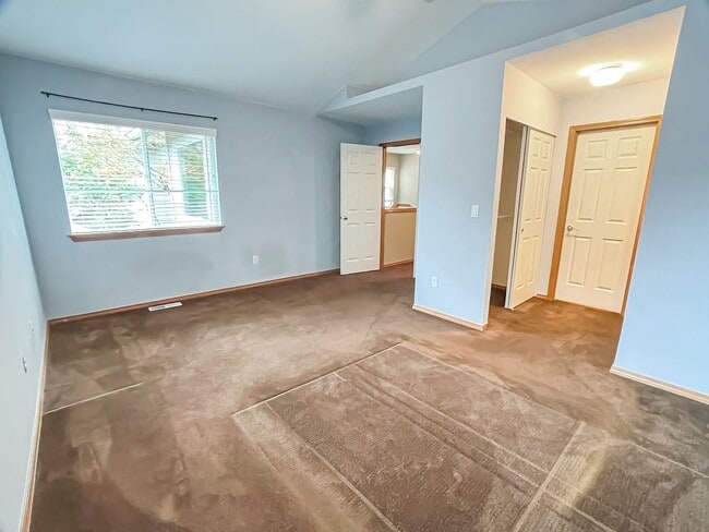 Building Photo - 3 bed/2bath Spacious Home with Soaring Cei...