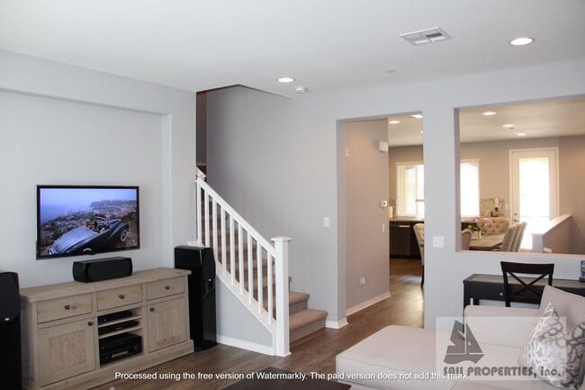 Building Photo - Beautiful Upgraded 3 Bd 3.5 Bth w/Large Bo...