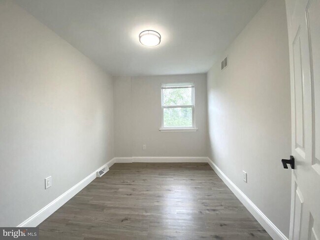 Building Photo - 1319 Rainer Rd