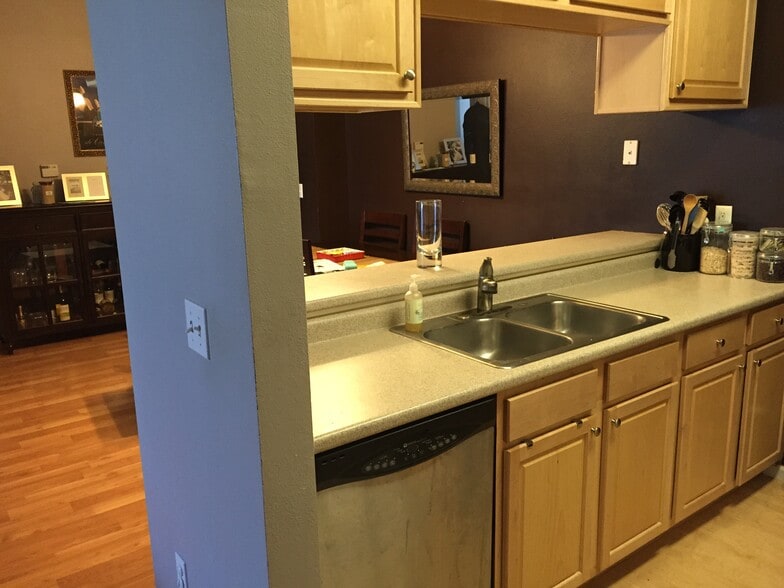 Building Photo - 6255 Beechtree Dr