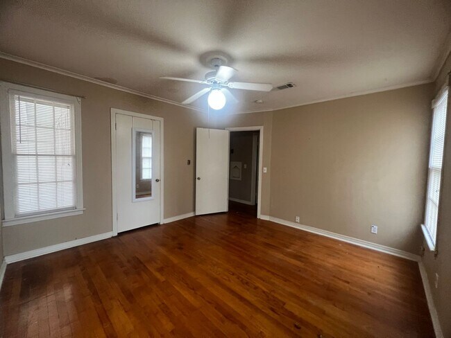Building Photo - 4414 Akard Ave